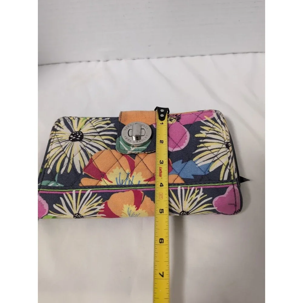 VERA BRADLEY WALLET Zip around TURNLOCK FLORAL PRINT